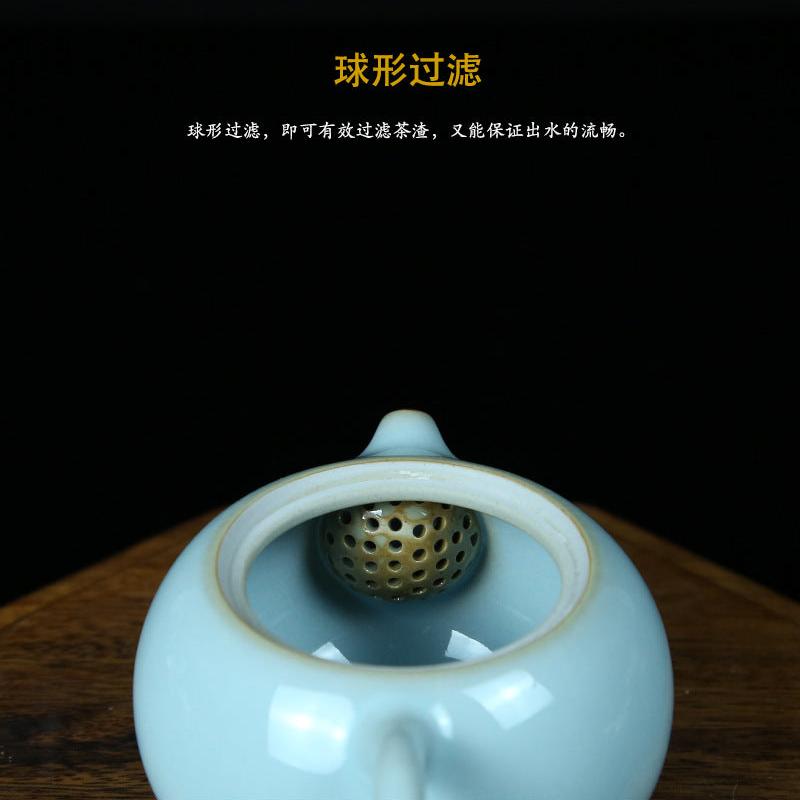 The body of the teapot is round and plump, with smooth and natural lines, just like the graceful figure of Xi Shi, showing an elegant temperament. The short, straight spout is connected to the body of the teapot in a natural and smooth way, and the water flows out smoothly and forcefully. 