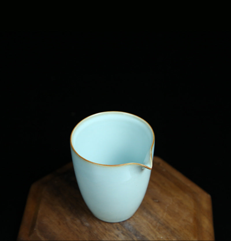 The overall line design is smooth and delicate, and when paired with the charming tea color, it makes people fond of it and reluctant to put it down.