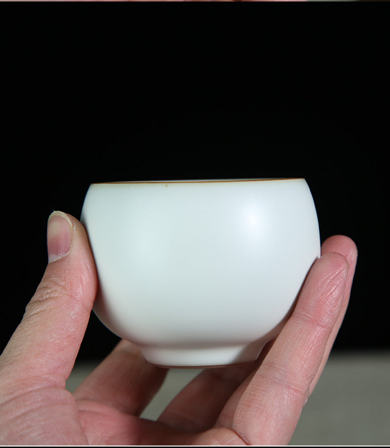 The picture of the tea bowl with moon-white glaze of Ru Kiln. The tea bowl has a simple and elegant shape, with an open mouth, a curved belly and a small circular foot. The lines are smooth and natural. The moon-white glaze evenly covers the inner and outer walls of the bowl. The glaze surface is smooth and delicate, like fat or jade, giving people a warm, smooth and mellow texture. 