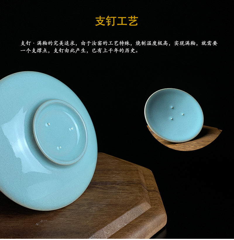 The Ru porcelain covered bowl with sky-blue glaze has a unique sky-blue glaze color that is as clear as the sky, fresh and elegant. The covered bowl as a whole has an open mouth, and the rim of the bowl is round and smooth, which is convenient for use. The body of the bowl bulges slightly outward, with graceful lines and a rhythmic sense, showing the unique charm of Ru porcelain. 