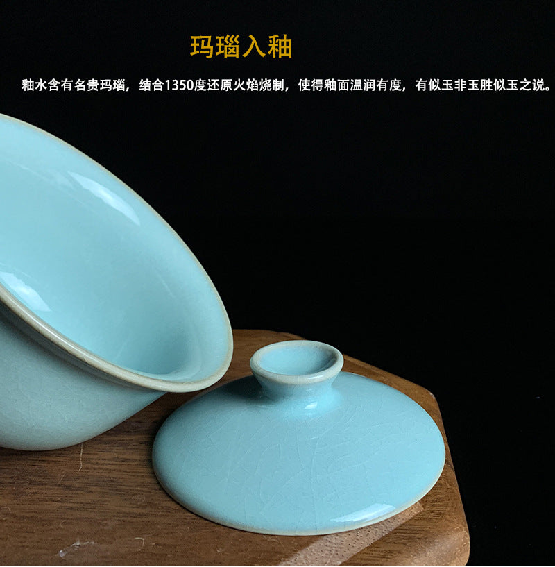 The Ru porcelain covered bowl with sky-blue glaze has a unique sky-blue glaze color that is as clear as the sky, fresh and elegant. The covered bowl as a whole has an open mouth, and the rim of the bowl is round and smooth, which is convenient for use. The body of the bowl bulges slightly outward, with graceful lines and a rhythmic sense, showing the unique charm of Ru porcelain. 