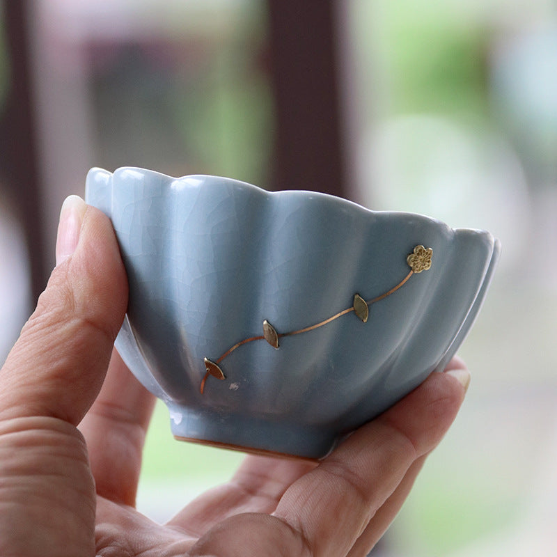 Take a closer look at this Ru porcelain tea bowl. The glaze is covered with crackle patterns like cicada wings, which are naturally intertwined, delicate and wonderful. This is a unique artistic effect formed during the firing process of Ru porcelain, making the tea bowl more ornamental and of greater artistic value. 