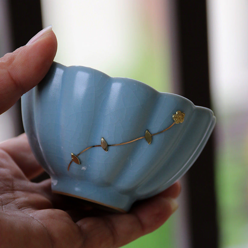 Take a closer look at this Ru porcelain tea bowl. The glaze is covered with crackle patterns like cicada wings, which are naturally intertwined, delicate and wonderful. This is a unique artistic effect formed during the firing process of Ru porcelain, making the tea bowl more ornamental and of greater artistic value. 