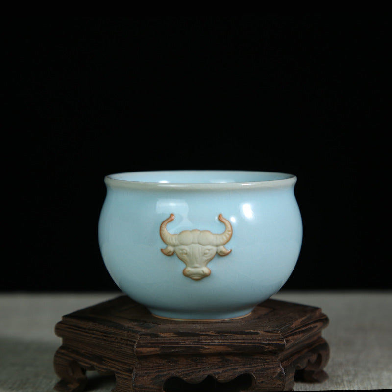 The cup has a rounded shape, with an open mouth and a contracted belly. Its lines are smooth and natural, giving people a sense of calmness and grandeur. 