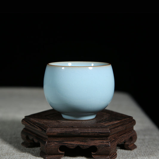 The ring feet are regular and of moderate size. Some of the ring feet are flared outwards, which increases the stability and aesthetic appeal of the tea cup. 