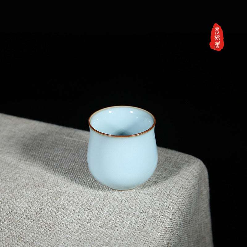 The glaze surface has naturally formed crackle patterns. The textures are fine and delicate, spreading out layer by layer like ice cracks. They are irregular yet possess great aesthetic beauty, adding a touch of antique charm to the tea cup. 