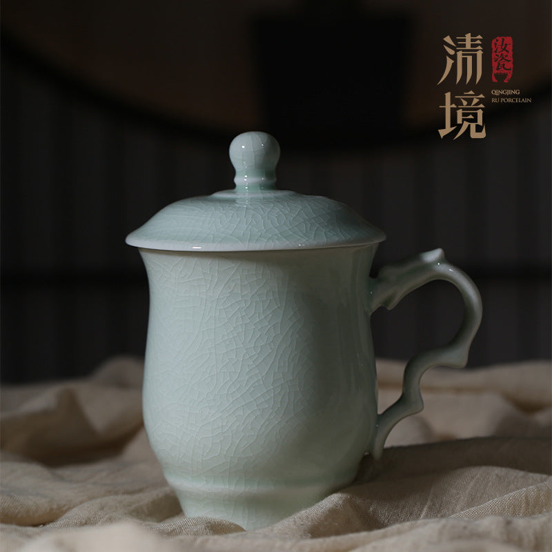 The Ru porcelain tea cup with sky-blue glaze in the picture has its unique sky-blue glaze color evenly distributed. It is as ethereal as thin clouds lingering around, with a soft and delicate luster, making people can't help but be intoxicated by such wonderful colors. 