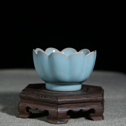 The body of the cup is engraved with lotus patterns, or the shape of the cup is like a lotus in full bloom. It has an exquisite design and is full of poetic and artistic charm, just like the Ru kiln lotus cup pair. 