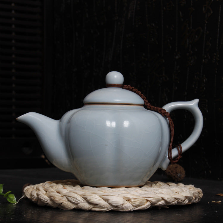 The connection between the spout and the body of this Ru porcelain teapot is handled extremely delicately and smoothly, with a natural transition. It demonstrates the craftsmen's strict control over details and their superb skill level during the production process, reflecting the pursuit of excellence in the craftsmanship of Ru porcelain making. 