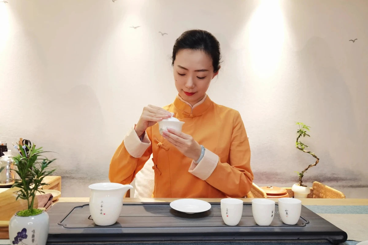 The tea art demonstration comes into view. The simple and elegant tea sets are ingeniously matched. The tea artist's techniques are delicate. From warming the cups to serving the tea, every step is filled with respect and inheritance for tea culture. 