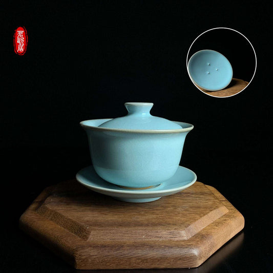 The Ru porcelain covered bowl with sky-blue glaze has a unique sky-blue glaze color that is as clear as the sky, fresh and elegant. The covered bowl as a whole has an open mouth, and the rim of the bowl is round and smooth, which is convenient for use. The body of the bowl bulges slightly outward, with graceful lines and a rhythmic sense, showing the unique charm of Ru porcelain. 