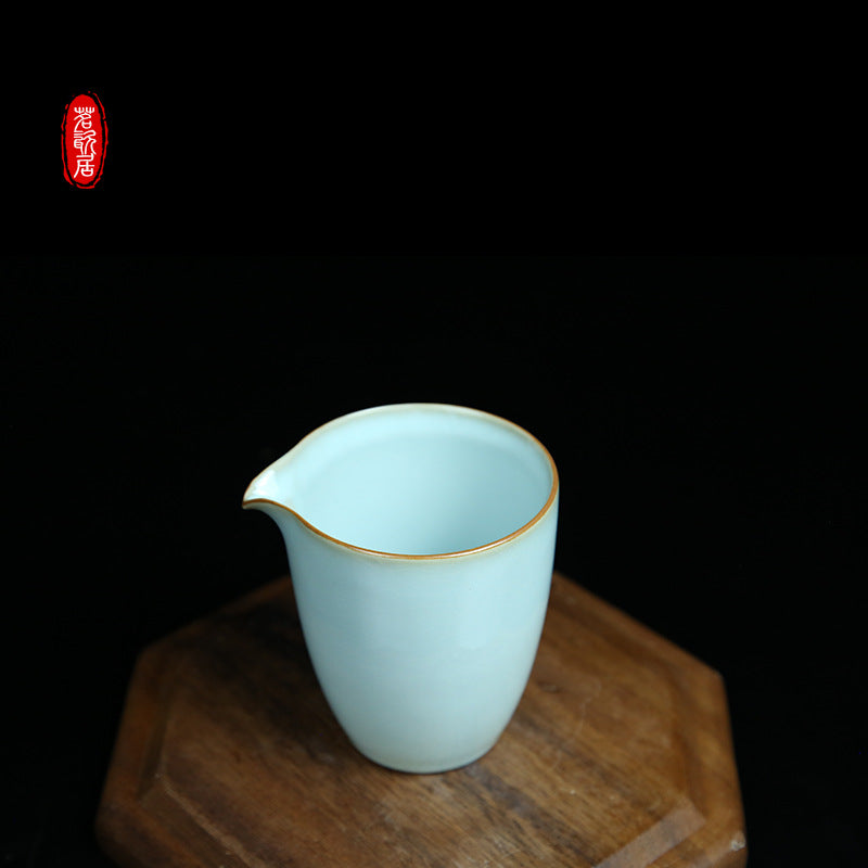 The overall line design is smooth and delicate, and when paired with the charming tea color, it makes people fond of it and reluctant to put it down.