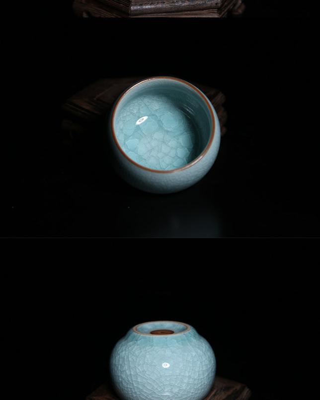 This picture shows a Ru porcelain tea cup with sky-blue glaze. The cup has a rounded and plump shape, and its rim is smooth. Against the backdrop of the sky-blue glaze, it looks like a fine work of art, giving off an air of tranquility and elegance. 