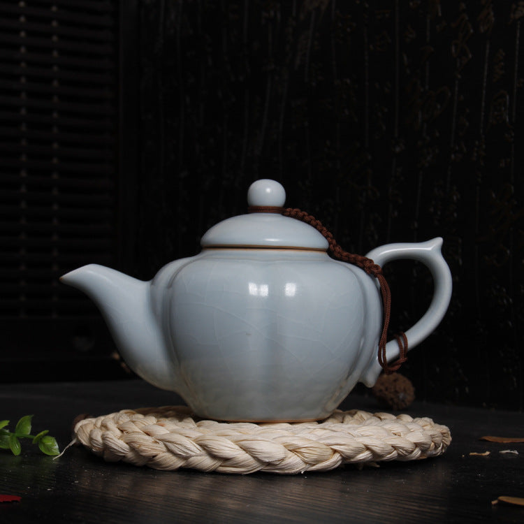 The connection between the spout and the body of this Ru porcelain teapot is handled extremely delicately and smoothly, with a natural transition. It demonstrates the craftsmen's strict control over details and their superb skill level during the production process, reflecting the pursuit of excellence in the craftsmanship of Ru porcelain making. 