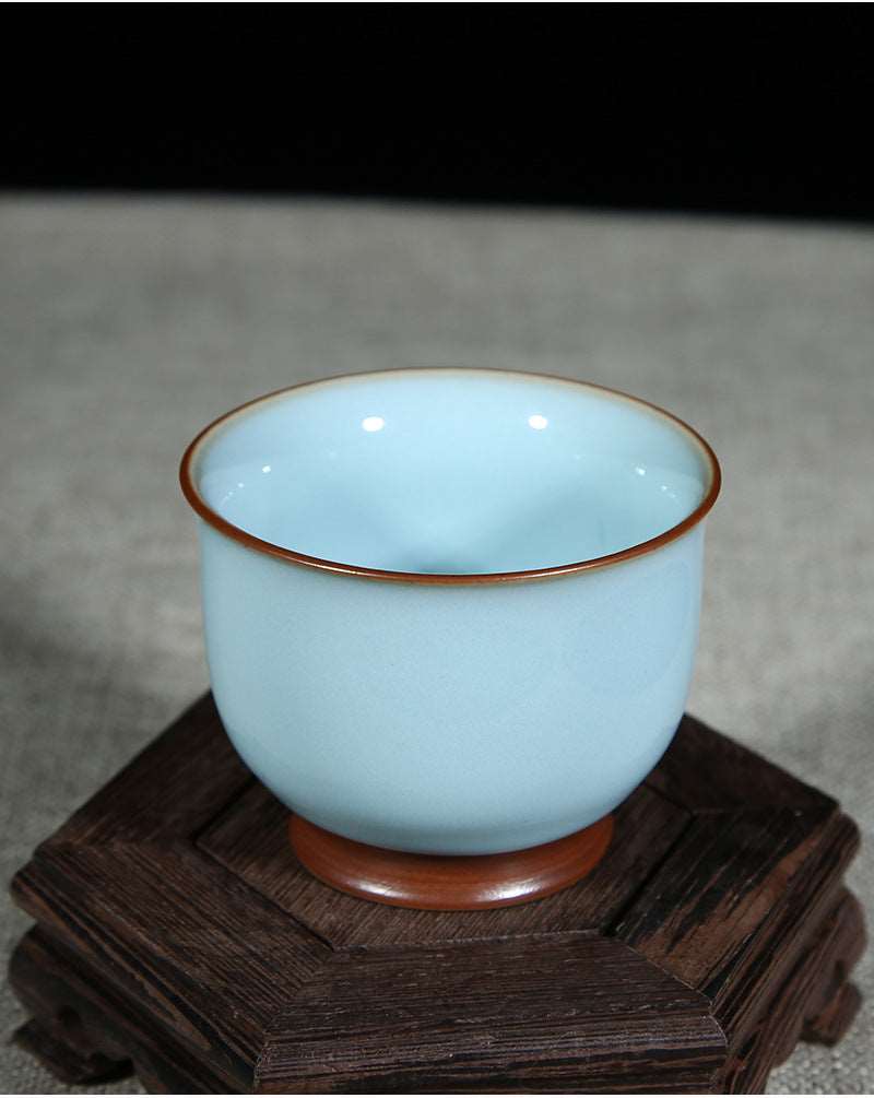 The ring feet are regular and of moderate size. Some of the ring feet are flared outwards, which increases the stability and aesthetic appeal of the tea cup. 