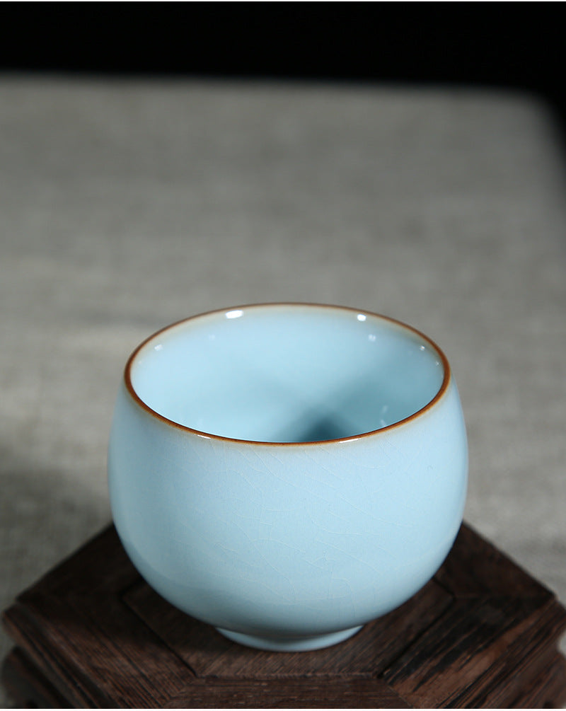 The ring feet are regular and of moderate size. Some of the ring feet are flared outwards, which increases the stability and aesthetic appeal of the tea cup. 