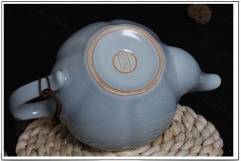 The connection between the spout and the body of this Ru porcelain teapot is handled extremely delicately and smoothly, with a natural transition. It demonstrates the craftsmen's strict control over details and their superb skill level during the production process, reflecting the pursuit of excellence in the craftsmanship of Ru porcelain making. 