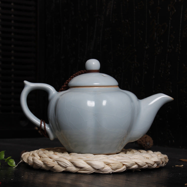 The connection between the spout and the body of this Ru porcelain teapot is handled extremely delicately and smoothly, with a natural transition. It demonstrates the craftsmen's strict control over details and their superb skill level during the production process, reflecting the pursuit of excellence in the craftsmanship of Ru porcelain making. 