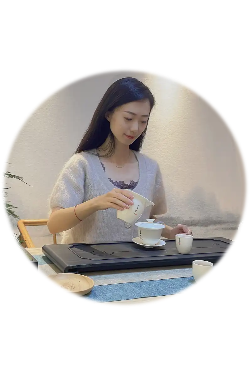 This is a young and lively female tea art training teacher. Her attire not only retains the charm of tradition but also shows a modern sense of fashion. There is a bright smile on her face, and her eyes are bright and lively, as if they were shining with the fire of passion for tea art. 