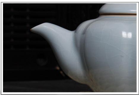 The connection between the spout and the body of this Ru porcelain teapot is handled extremely delicately and smoothly, with a natural transition. It demonstrates the craftsmen's strict control over details and their superb skill level during the production process, reflecting the pursuit of excellence in the craftsmanship of Ru porcelain making. 