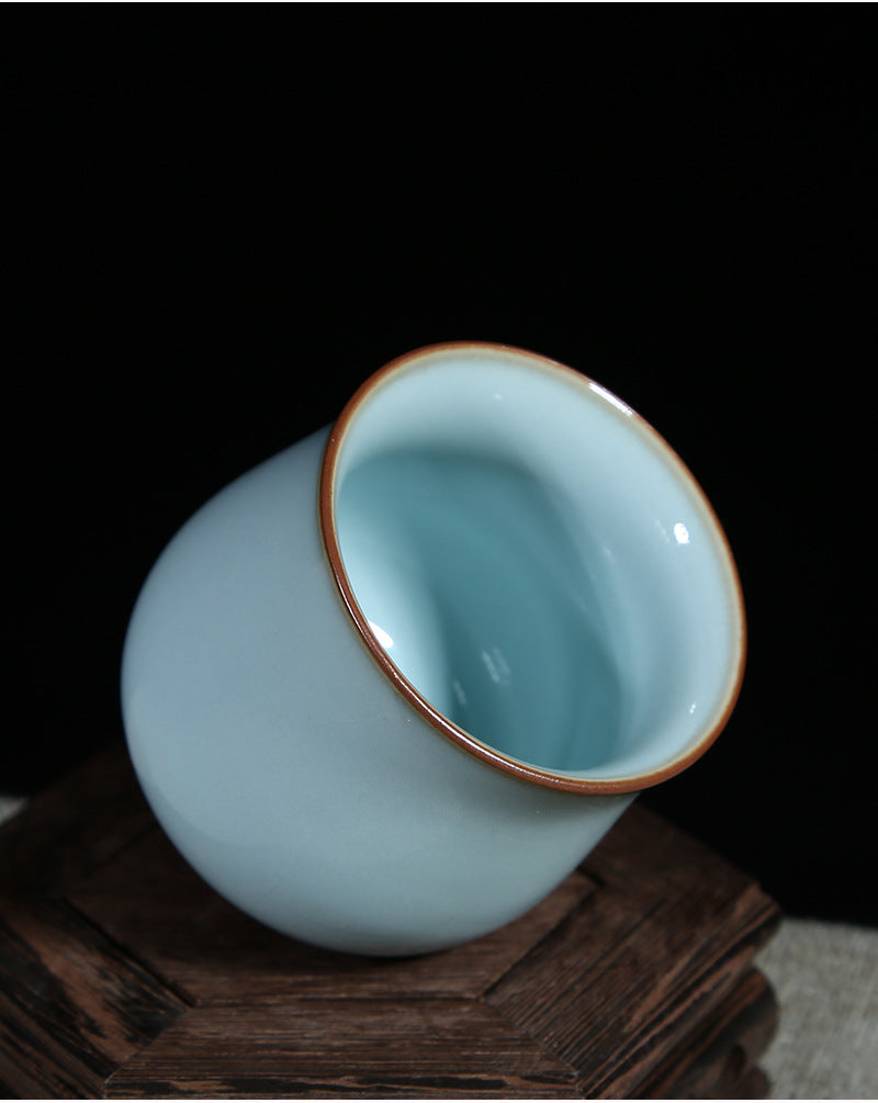 The glaze surface has naturally formed crackle patterns. The textures are fine and delicate, spreading out layer by layer like ice cracks. They are irregular yet possess great aesthetic beauty, adding a touch of antique charm to the tea cup. 