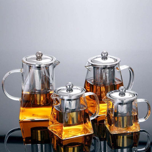 The transparent glass teapot features a simple design that fully demonstrates elegance. With an eagle-beak spout design, it enables precise water pouring. Made of high borosilicate material, it is heat-resistant and durable, making it an exquisite choice for savoring the fragrance of tea. 