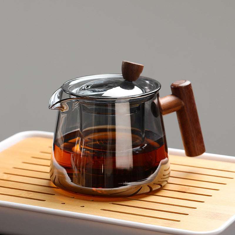 The smoky gray glass teapot has a unique color, presenting a low-key and luxurious style. Its rounded body has smooth lines, and the glass is crystal clear. The lid fits tightly with the body, showing the charm of the delicate tea art. 