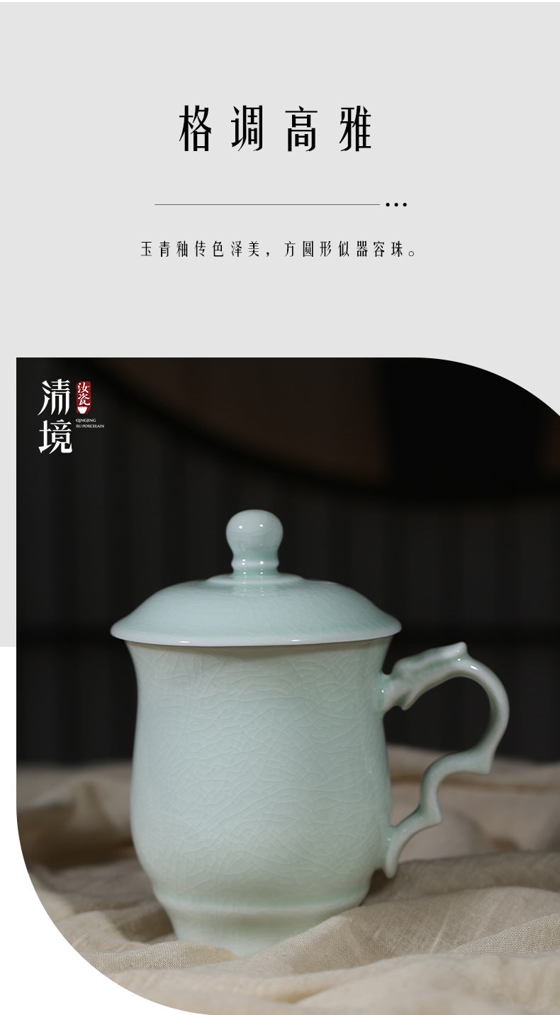 The Ru porcelain tea cup with sky-blue glaze in the picture has its unique sky-blue glaze color evenly distributed. It is as ethereal as thin clouds lingering around, with a soft and delicate luster, making people can't help but be intoxicated by such wonderful colors. 