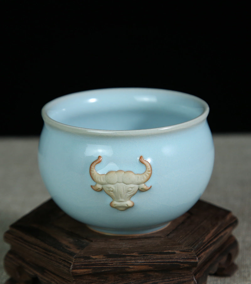 The cup has a rounded shape, with an open mouth and a contracted belly. Its lines are smooth and natural, giving people a sense of calmness and grandeur. 