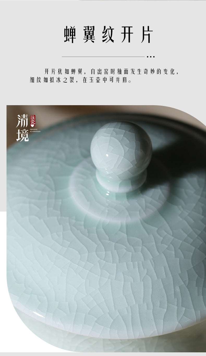 The Ru porcelain tea cup with sky-blue glaze in the picture has its unique sky-blue glaze color evenly distributed. It is as ethereal as thin clouds lingering around, with a soft and delicate luster, making people can't help but be intoxicated by such wonderful colors. 