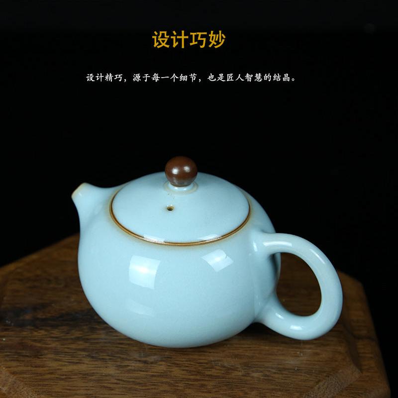 The body of the teapot is round and plump, with smooth and natural lines, just like the graceful figure of Xi Shi, showing an elegant temperament. The short, straight spout is connected to the body of the teapot in a natural and smooth way, and the water flows out smoothly and forcefully. 