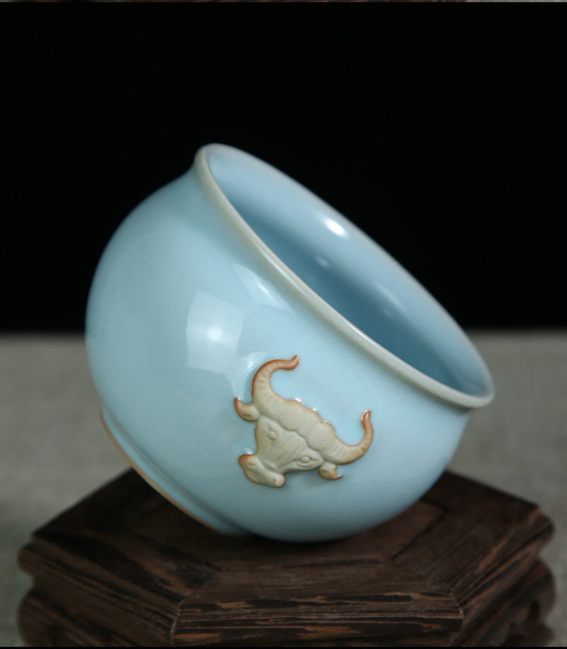 The cup has a rounded shape, with an open mouth and a contracted belly. Its lines are smooth and natural, giving people a sense of calmness and grandeur. 