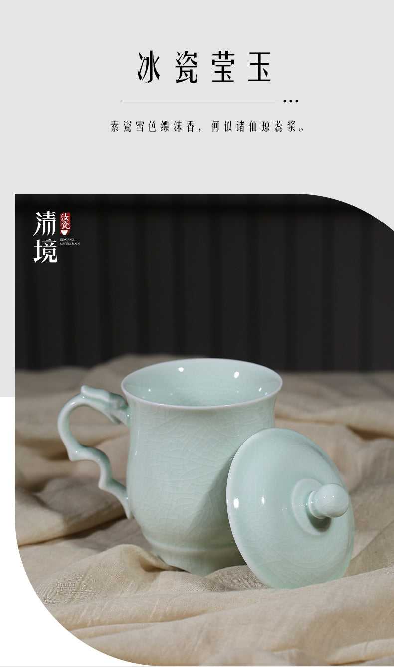 The Ru porcelain tea cup with sky-blue glaze in the picture has its unique sky-blue glaze color evenly distributed. It is as ethereal as thin clouds lingering around, with a soft and delicate luster, making people can't help but be intoxicated by such wonderful colors. 