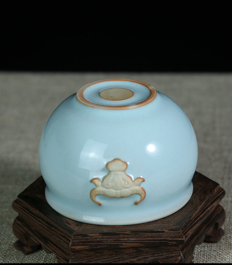 The cup has a rounded shape, with an open mouth and a contracted belly. Its lines are smooth and natural, giving people a sense of calmness and grandeur. 