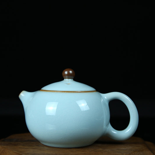 The body of the teapot is round and plump, with smooth and natural lines, just like the graceful figure of Xi Shi, showing an elegant temperament. The short, straight spout is connected to the body of the teapot in a natural and smooth way, and the water flows out smoothly and forcefully. 